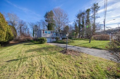 23 Faulkner Dr, Quaker Hill, CT 06375-1005