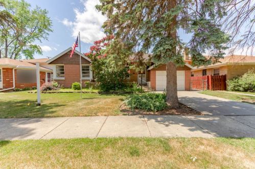 8934 Meade Ave, Morton Grove, IL 60053-2427