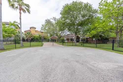 618 Bay Vista Dr, Taylor Lake Village TX  77586-3002 exterior