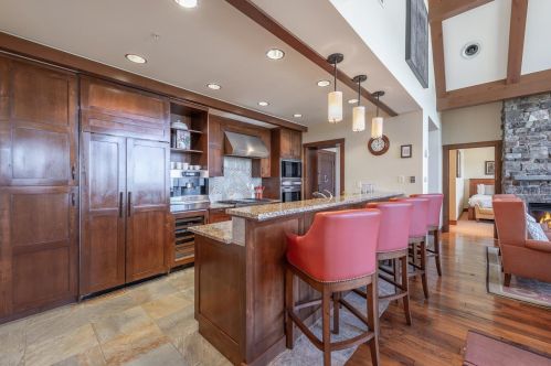 13031 Ritz Carlton Highlands Ct, Truckee, CA 96161-4257