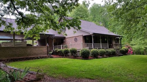 105 Cox Acres Dr, Holly Springs, GA 30188-2129