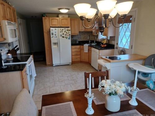 11 Glenford Dr, Waterbury, CT 06708-2303