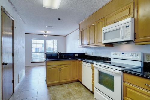 5207 Ledgestone Dr, Fort Worth TX  76132-2020 exterior