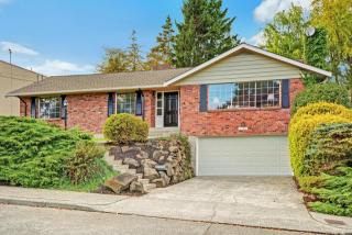 5730 Upland Rd, Seattle, WA 98118-3059
