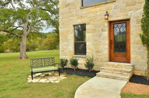 401 Lost Valley Rd, Mount Sharp, TX 78620-3515