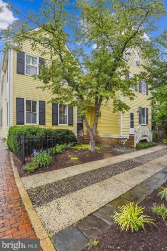 19 Cornwall St, Leesburg, VA 20176-2802