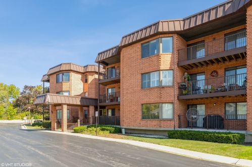 6401 Clarendon Hills Rd, Willowbrook IL  60527-2148 exterior