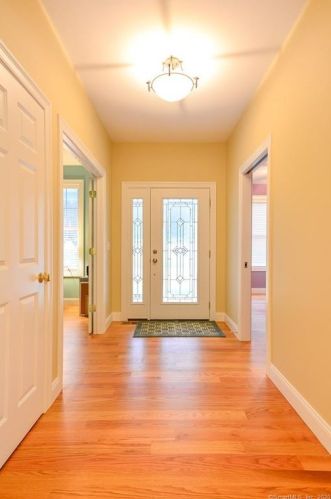 21 Whiting Farms Ln, Niantic, CT 06357-1800