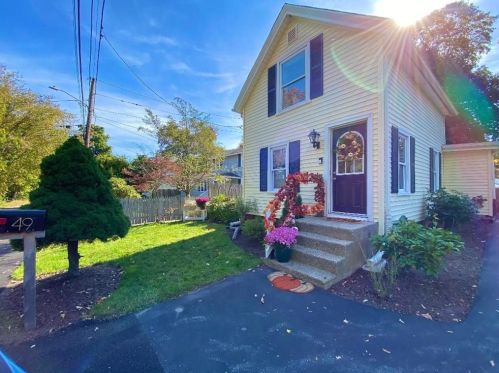 49 Fairhaven Ave, Warwick, RI 02889-5413