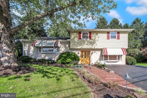 2701 Whitney Dr, York, PA 17402-5045