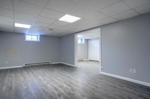 1 Cherokee Ct, Londonderry NH  03053-2635 exterior