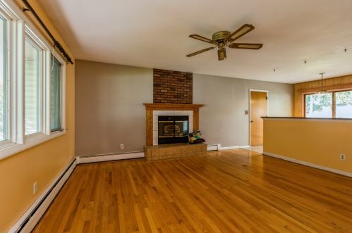 686 Nottingham Ln, Bull Valley, IL 60014-7529