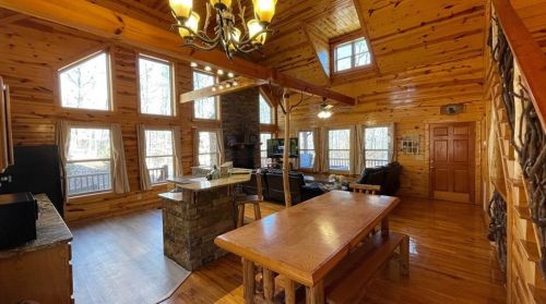 457 Old Cherokee Rd, Cleveland, GA 30528-6564