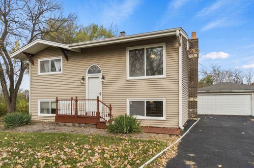 653 Sunrise Rd, Elmhurst, IL 60126-1831