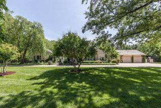 19 Douglas Ave, Wichita, KS 67207-1046