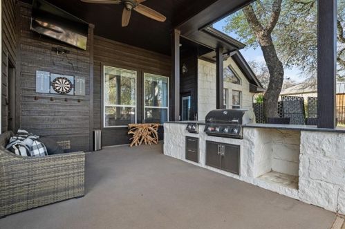 300 Meadow Oaks Dr, Mount Sharp, TX 78620-3674