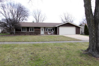 301 Salem Dr, Schaumburg, IL 60193-1432