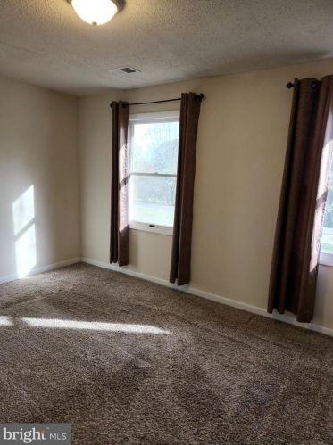 91 Merrimack Dr, Falling Waters, WV 25419-4784