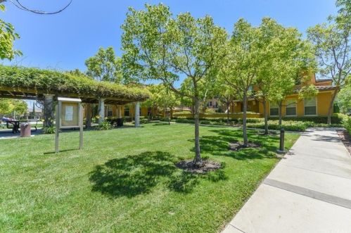 87 Long Mdw, Irvine CA  92620-2825 exterior