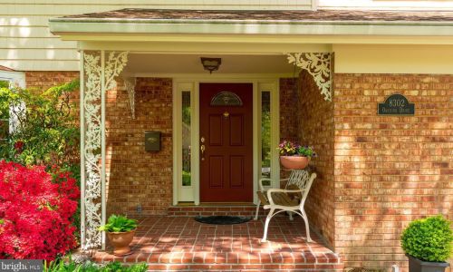 8302 Oakford Dr, Springfield, VA 22152-1612