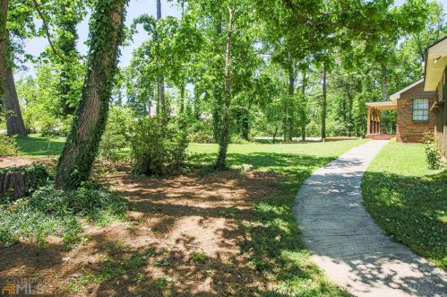 15 Georgian Dr, Newnan, GA 30263-2812