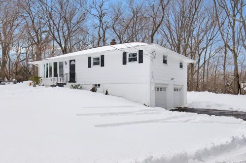 8 Oak Ct, Waterbury, CT 06712-1312