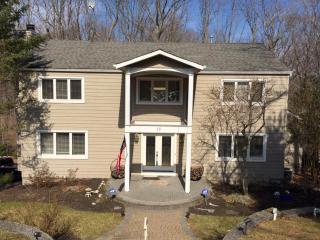 16 Williamson Ct, Middletown, NJ 07748-3039
