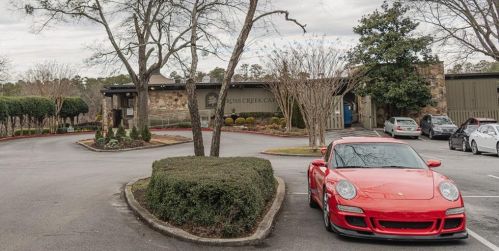 66 Montre Sq, Atlanta GA  30327-4043 exterior