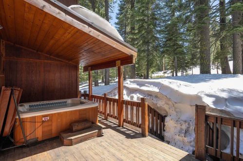 14165 Copenhagen Dr, Truckee CA  96161-6634 exterior