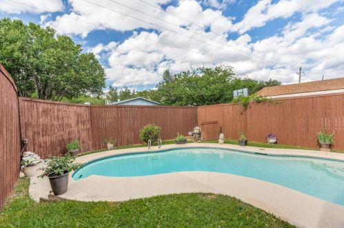 2049 Christie Ln, Carrollton TX 75007-3509 exterior