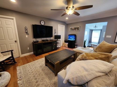 25 Alpine Cir, Sandy Hook CT  06482-1256 exterior