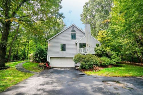 8 Hunter Dr, Derry, NH 03038-4859