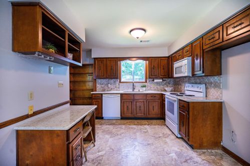 203 Lake Forest Dr, Lagrange, GA 30240-3720