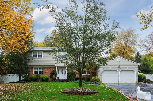 3 Omega Ct, Middletown, NJ 07748-2817