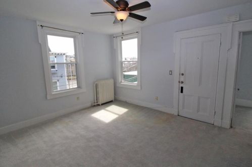 5 Clinton Ave, Middletown, RI 02840-2109