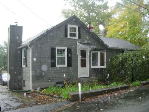 27 Burgate St, Glocester, RI 02814-2303