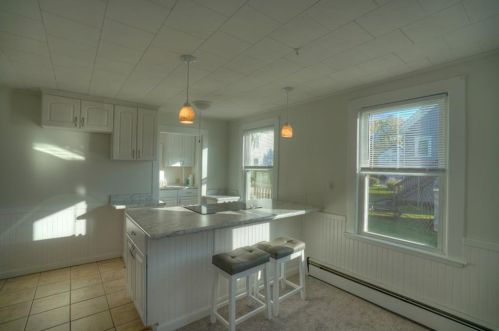42 Chester Ave, Westerly, RI 02891-2324