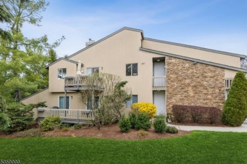 36 Kayser Ln, Town Center, NJ 07052-1152