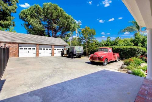 1156 Sugarbush Dr, Vista CA 92084-7464 exterior