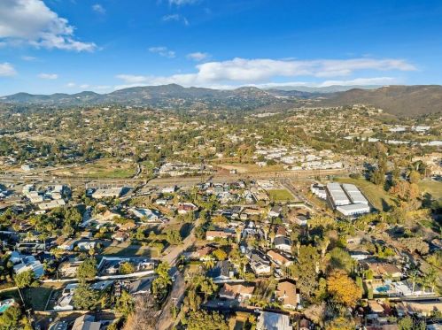 160 El Valle Opulento, Vista CA 92083-7708 exterior