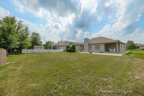 1003 Prairieview Pkwy, Pingree Grove IL  60140-8256 exterior