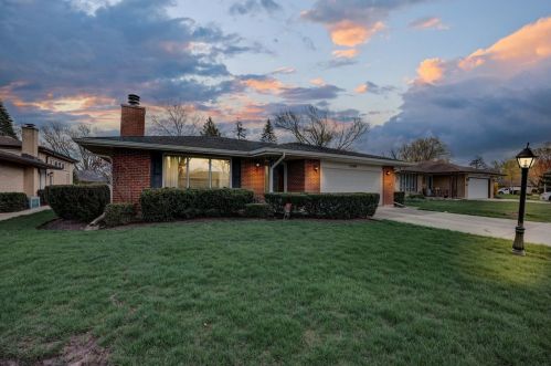 1705 Laurel Dr, Mount Prospect, IL 60056-1650