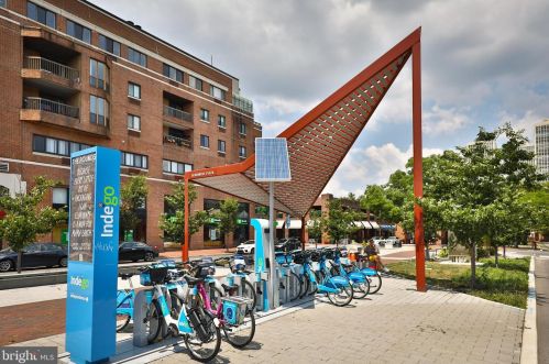 200 Lombard St, Philadelphia PA  19147-1605 exterior