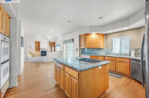 9904 Stanislaus River Dr, Valley Home, CA 95361-8885