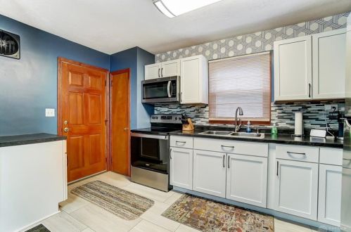 221 Parkwood Ave, Springfield OH  45506-2702 exterior