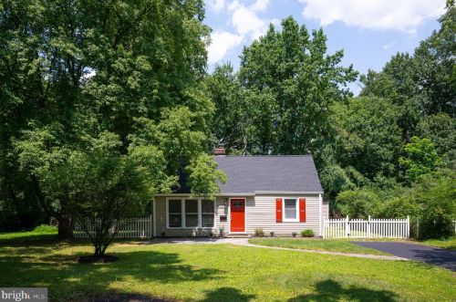 6656 Barrett Rd, Falls Church, VA 22042-4228