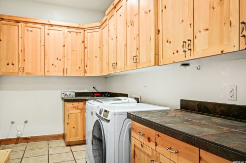 340 Snow Cyn Dr, Kayenta UT 84738-6041 exterior