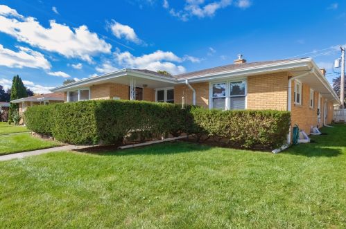 2128 Jackson St, Waukegan, IL 60087-3941