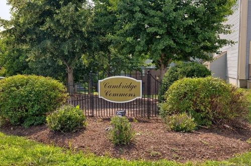 401 Cambridge Cmns, Middletown CT  06457-5853 exterior