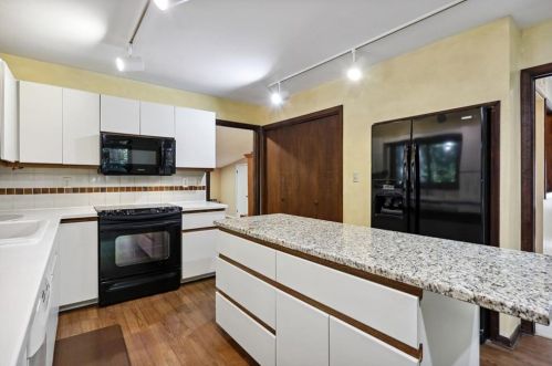 300 Elden Dr, Atlanta GA  30342-2032 exterior
